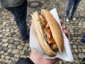 Tofu-Knacker mit Zwiebeln und scharfer Soße  at Tofu-Standpunkt - food truck in Freiburg