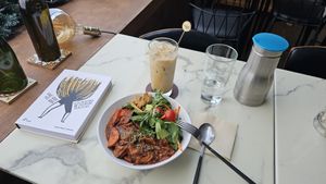 The lunch bowl (red chili curry chicken) and Earl Grey (oat) Milk Tea at On The Move in Seoul