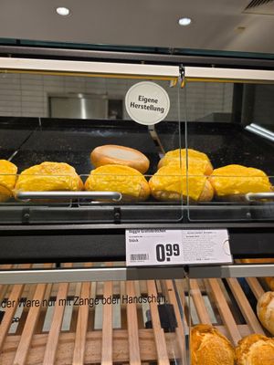 Brötchen mit Käse überbacken at REWE Voll Pflanzlich in Berlin