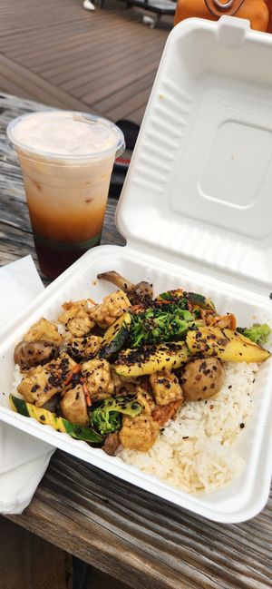Veggie stir fry.  Spicy and delicious.  With a thai iced tea 🍵 at The Elephant Shack in Honolulu
