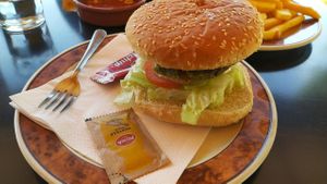 Vegan hamburger at Bar Cafetería Parque de los Fueros de Teruel in Teruel