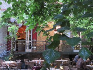 outdoor seating in the secluded yard at Restaurant Café Kostbar in Saarbrucken