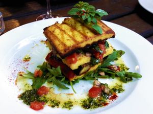 gegrilltes polenta auberginen türmchen 
mit tomaten, roten zwiebeln, rucola & frischen kräutern 
 at Restaurant Café Kostbar in Saarbrucken