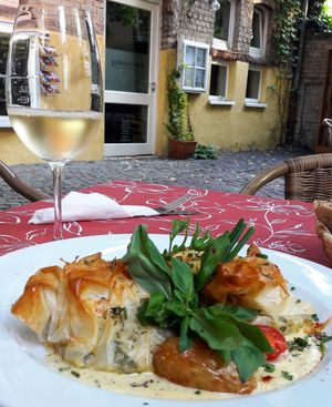 mediterrane gemüsepäckchen 
gefüllt mit grillgemüse & ziegenkäse auf kräutercrème an gebratenen grenailles 
 at Restaurant Café Kostbar in Saarbrucken