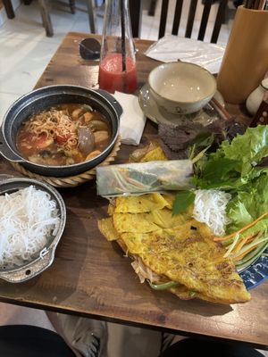Lunch  at MẸT Vietnamese Restaurant & Vegetarian Food - Hang Bac in Hanoi