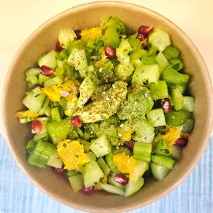 Salade d'été, tres rafraîchissante composé de concombre, celeri, grenade, avocat et orange. at Bio Fred in Geneva