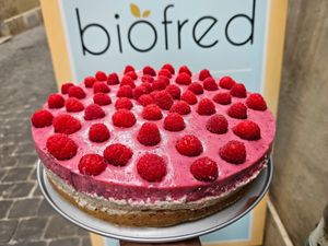 Cheese cake vegan aux fruits. at Bio Fred in Geneva