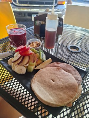 Vegan pancakes and jugo rojo (betabel, zanahoria y naranja) at Cafe Bar Km-0 in El Sargento