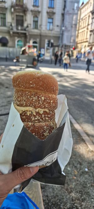 Kurtos de nozes com creme de amendoim at Sisters Kurtoš in Zagreb