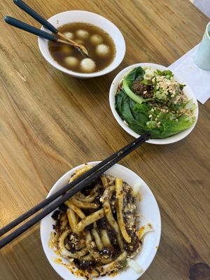 Sesame balls at the top   at Su Shan Mian - 素山面素食 - 文殊院店 in Chengdu