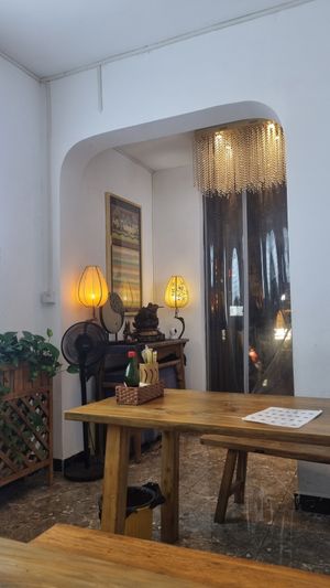 Inside of restaurant at Su Shan Mian - 素山面素食 - 文殊院店 in Chengdu