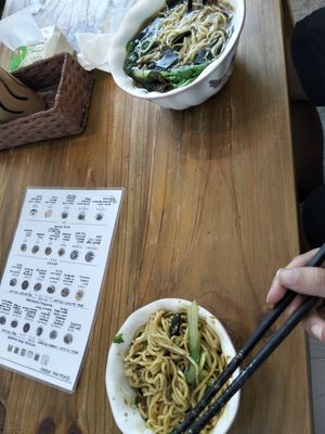 El mío es tamaño pequeño y el otro es tamaño mediano at Su Shan Mian - 素山面素食 - 文殊院店 in Chengdu
