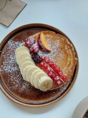 vegan pancakes, fresh fruit, maple syrup (9.5€) photo shows only half a portion, was split between 2 plates at Sundays - Maxfeld in Nuremberg