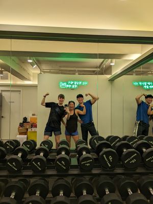 The one in blue is the trainer at Vitagym - Vegan Gym in Seoul