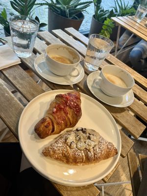 CookieDough- und Himbeercroissant mit Cappuccino und gratis Wasser 😌  at From Julia in Salzburg