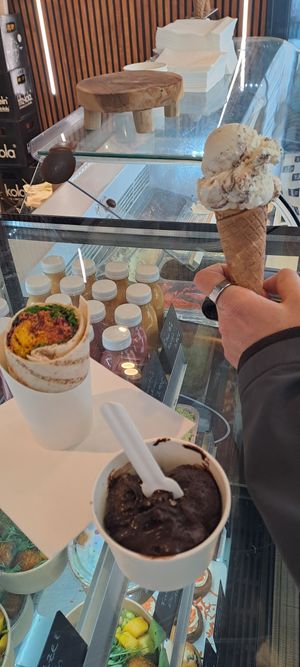 Ausgefallene Eissorten, Sandwiches, Wraps, Kuchen und Zimtschnecken. at From Julia in Salzburg