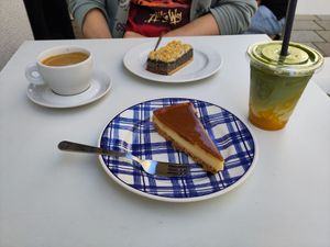 Karamellkäsekuchen, Mohnkuchen, Mango Matcha und Kaffee at From Julia in Salzburg