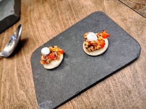Entrada cortesía con quinoa at Peumayén Ancestral Food in Santiago