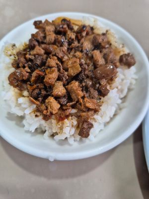 Braised "meat" rice at  Dīngxiāng Dòuhuā Sùshí Shuǐjiǎo -丁香豆花素食水餃 in New Taipei City