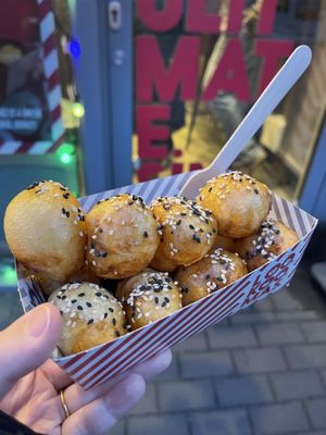 Beignets nature avec nappage caramel vegan, et graines de sésames   at Loo Koo Mas in Reykjavik
