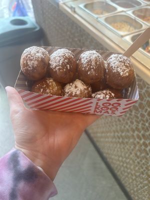 Powder sugar and caramel sauce  at Loo Koo Mas in Reykjavik