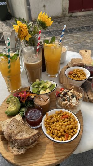 Vegas Frühstück mit Kaffe aus Hafermilch   at LUDO'S in Lisbon