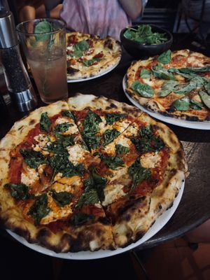 Espinaca pizza vegano  at Cafe Zorba in Medellin