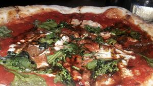vegan pizza spinach at Cafe Zorba in Medellin