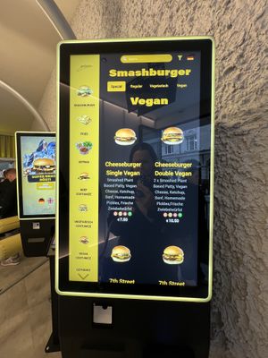 Vegan Cheeseburger 🍔   at Goldies in Frankfurt