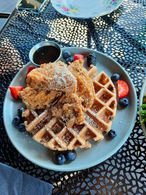 Jackfruit chik'n & waffle. Garlicky peppery crunchy (like KFC in my childhood memory) served with regular or spicy maple syrup at 3 Howls Remedy House in Vancouver
