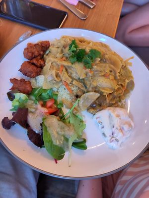 Attieke (?) - Links die frittierten Bohnenbällchen at Restaurant Laura Adama in Weimar