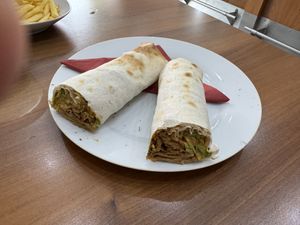 Veganes Dönerfleisch Dürum. Etwas kleine Portion für mich, aber sehr lecker    at Paparazzi in Schwaz