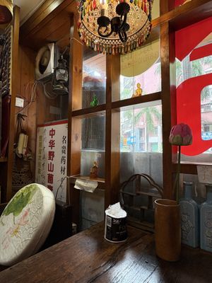 Cosy, nice decor  at Liulianfang - Xin'an Branch - 流莲舫素食馆 - 新安店 in Shenzhen