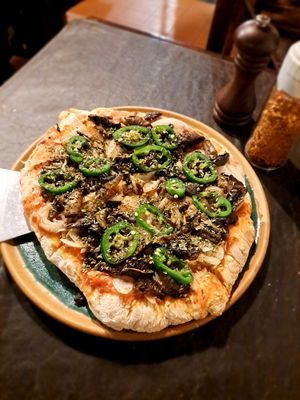 Jalapeño, cebolla, y hongos. #Veganuary at El Gaita Pizza Bar in El Calafate