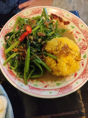 Morning glory and fried rice at Mingle Cafe in Hue
