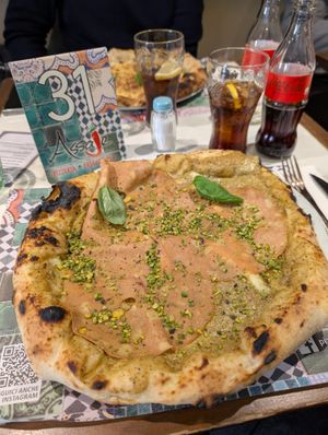 vegan pizza at Assaje in Milan