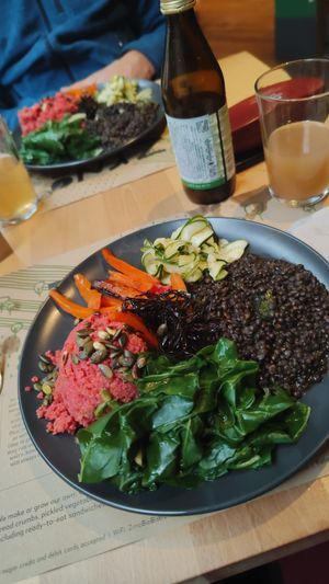 Dag schotel: veel, gezond en lekker. Mooie combinatie. at Zrno Bio Bistro in Zagreb