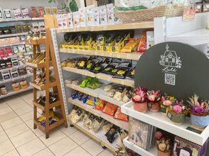 Shelves at Verde Natural Market in Lima