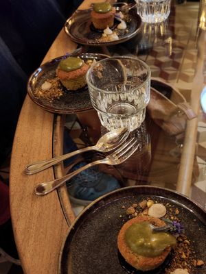 Pistachio cakes with lavender cream at Vegan Food Tour Amsterdam in Amsterdam