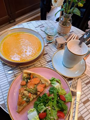 Pumpkin soup and vegetable quiche at 1666 in Hannover