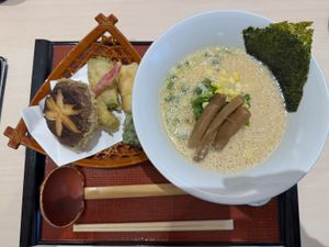 Ramen vegano e tempura di verdure   at Kakuhama Sesame Tofu - Sohonpo Odawara - 角濱ごまとうふ総本舗 小田原店 in Koya