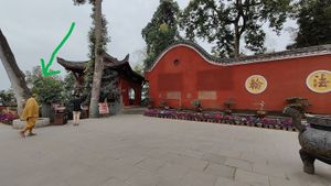 see green arrow for directions at Wuyou Temple - 乌尤寺素餐厅 in Leshan