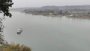 view of Min Jiang River from dining area at Wuyou Temple - 乌尤寺素餐厅 in Leshan