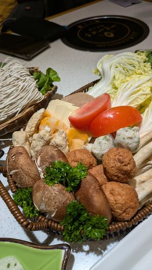 Veggie platter with mock meat at One Leaf, One World 一叶一世界 - WenShu 文殊坊 in Chengdu