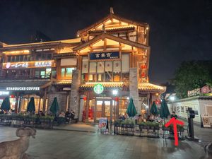 Step 1: Go down this alley at One Leaf, One World 一叶一世界 - WenShu 文殊坊 in Chengdu