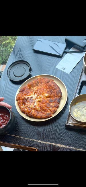 Cheese and Kimchi pancake at Mokmyeoksanbang - 목멱산방 in Seoul