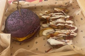 Purple cheesy con patate bravas  at Flower Burger in Padua