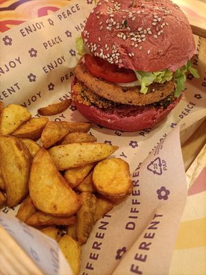 Santa Burger (the December's special) with potatoes at Flower Burger in Padua
