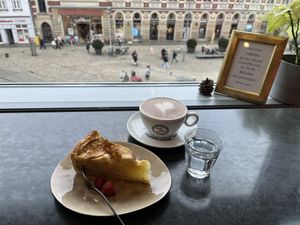 Veganer Apfelkuchen und Cappuccino mit Hafermilch  at Café des Lesens im Hugendubel  in Erfurt