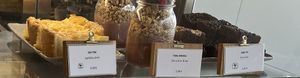 Vitrine (vegane Auswahl ausgeschildert)  at Café des Lesens im Hugendubel  in Erfurt